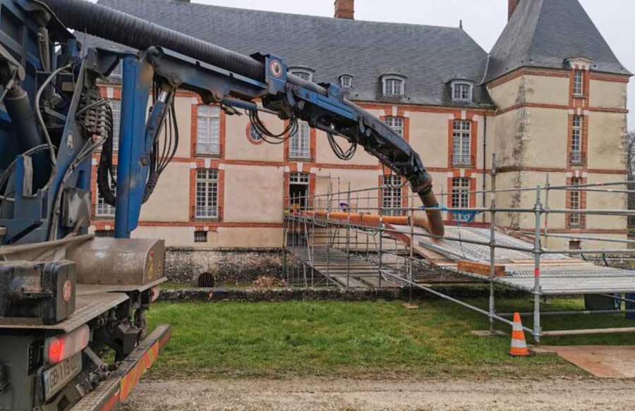 Aspiration de gravats sur 50 mètres avec échafaudage au château de Réveillon 51310 réalisée par ASPIRTEC